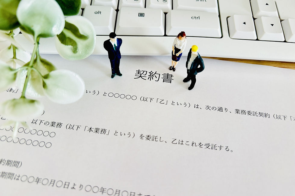 「契約を交わすビジネスパーソンたち」出典:https://www.photo-ac.com