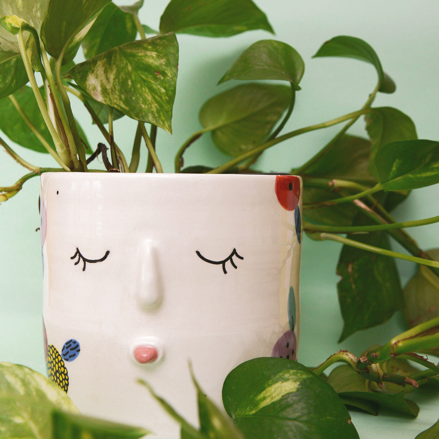 Κεραμικό χειροποίητο κασπώ με λουλούδια και φατσούλα