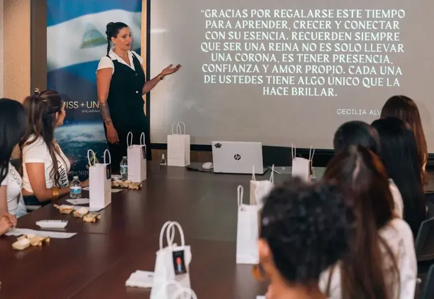 Cecilia Alvarez presenta la clase magistral "Manos de Reina" para las candidatas a Miss Nicaragua