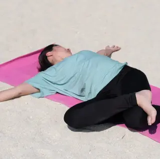 仰向けのねじりのポーズの効果とやり方を解説│ヨガポーズ