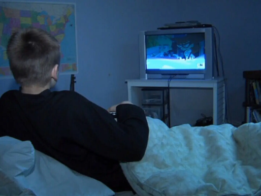 Las razones por las que no debe tener el televisor en la habitación