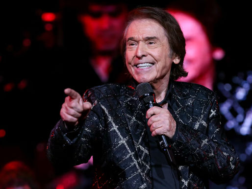 Raphael hizo regreso triunfal a los escenarios, tras ser diagnosticado con agresivo cáncer