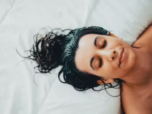 Las razones por las que no se debe dormir con el cabello mojado