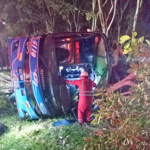 Cuerpo Oficial de Bomberos atendió emergencia de bus accidentado en la Variante de Ibagué