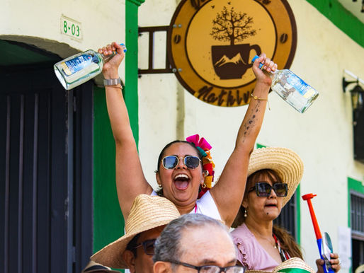 El desfile de San Juan se bailó al ritmo de Tapa Roja, la bebida oficial del Festival Folclórico