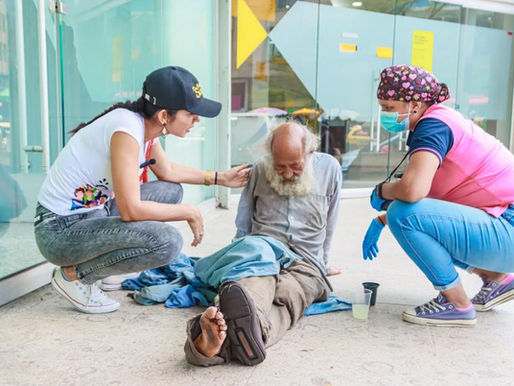 Alcaldía atendió a persona mayor en condición de calle que permanece en el Centro