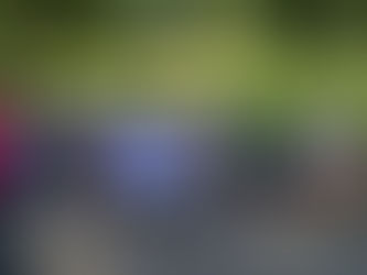 Niños rezan el rosario en los Jardines Parroquiales de San Chárbel