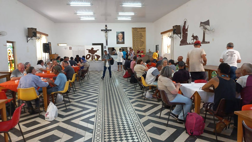 Porto Alegre: Paróquia São Francisco promove almoço de Natal com os moradores de rua