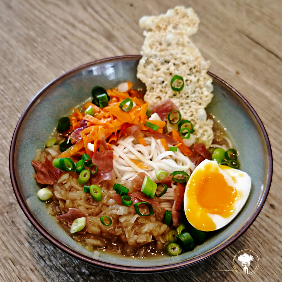 Ramen à la soupe à l’oignon, jambon de Cobourg croustillant et tuile de provolone piccante