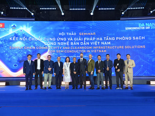 Anh Hoàng Phạm (thứ hai từ bên trái sang) chụp ảnh lưu niệm cùng với các đối tác tham gia chương trình