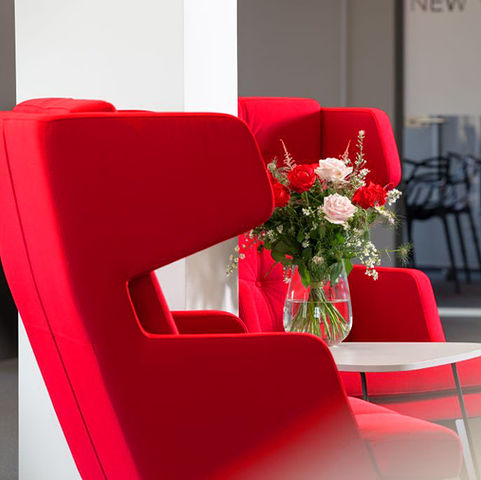 Różowe fotele w przestrzeni co-workingowej