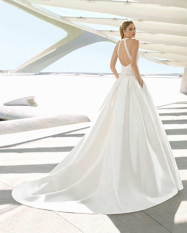 Sposa in abito bianco con strascico lungo, Sposami Atelier. Irina in posa.