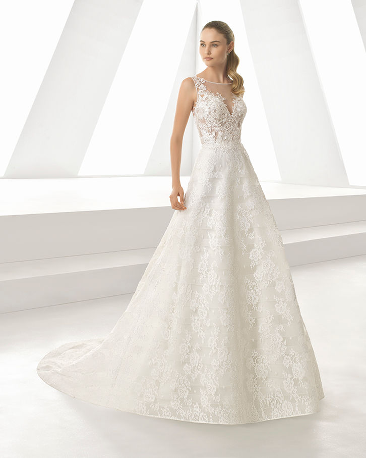 Bella sposa indossa un abito bianco, Sposami Atelier, posa in studio.