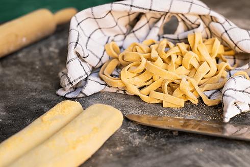 Pasta fresca all'uovo su un tagliere