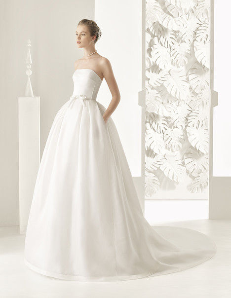 Modella con abito da sposa bianco, Sposami Atelier, posa elegante e classica.