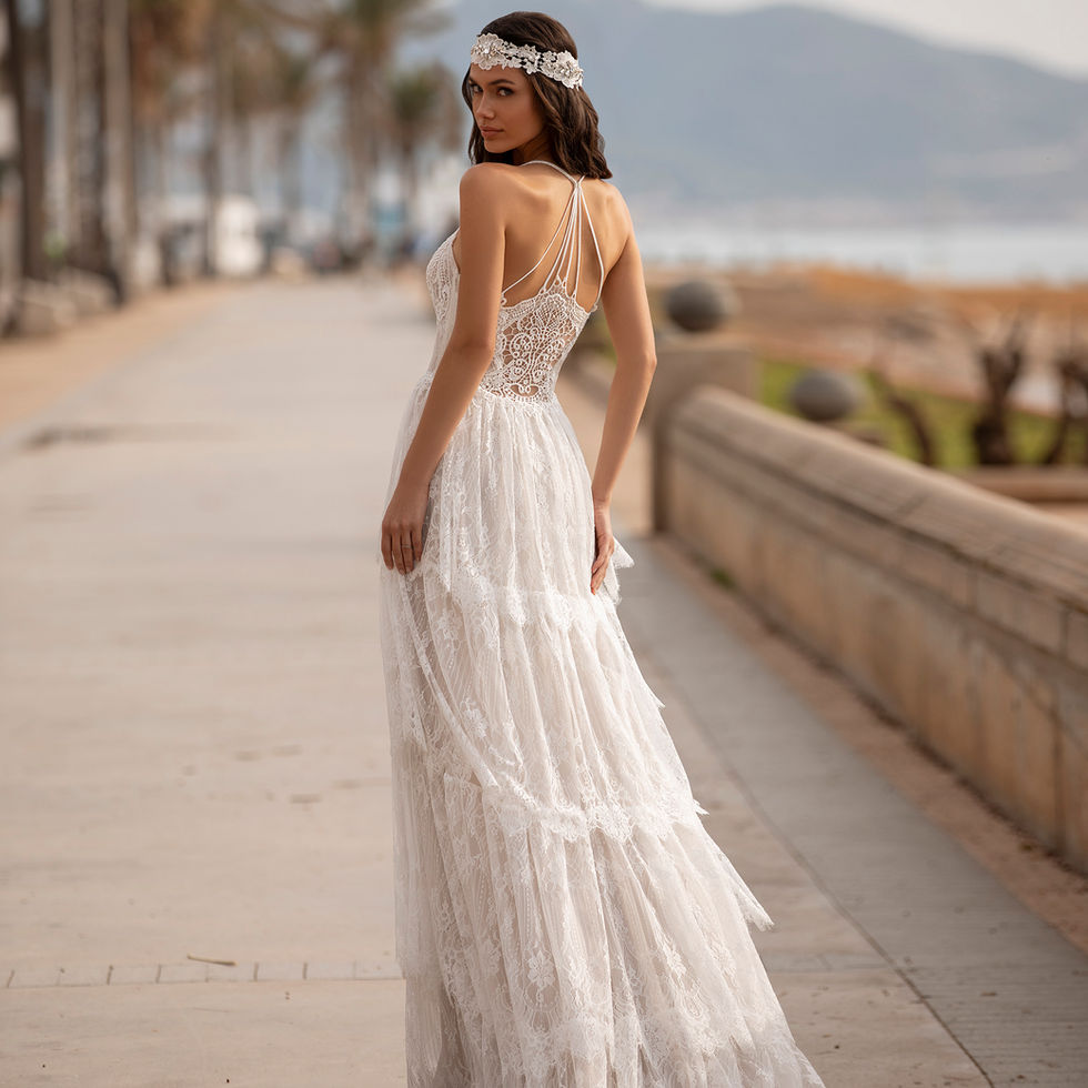 Modella con abito da sposa, Sposami Atelier, cammina con vista mare e palme.