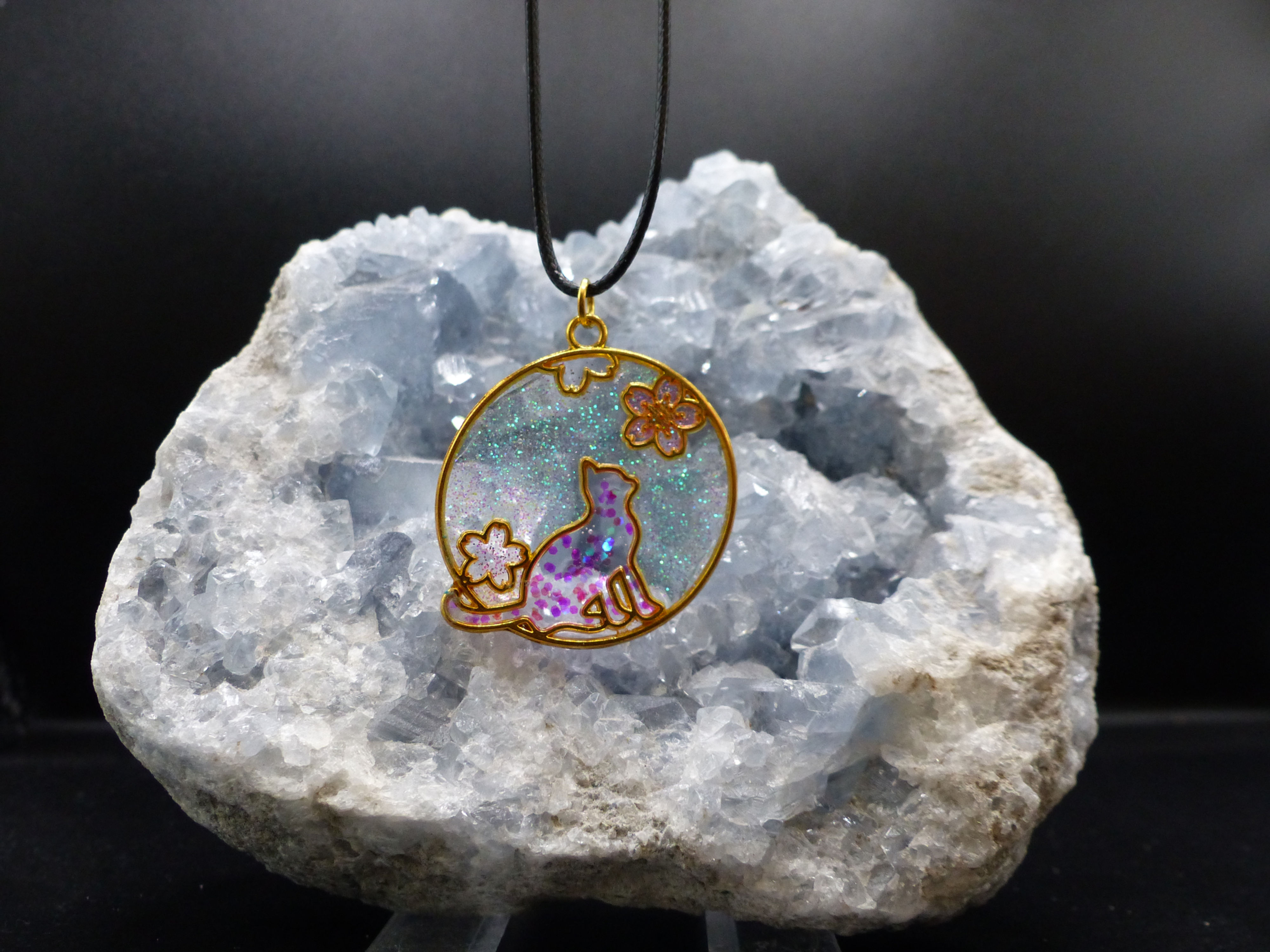 Pendentif "Chat Rêveur" – Cercle magique rose et turquoise
