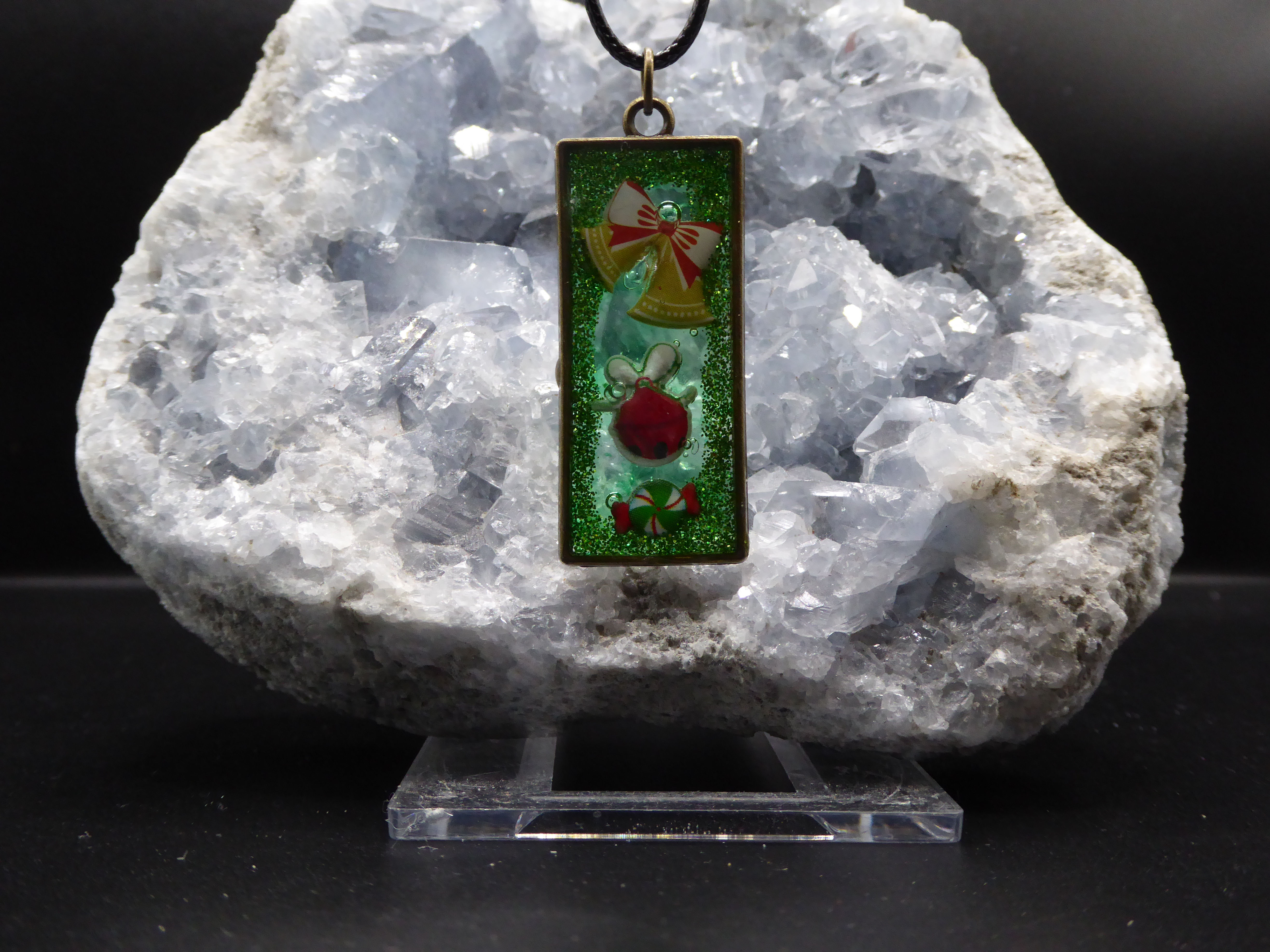 Pendentif « Clochettes Joyeuses » – Résine & Son de Noël