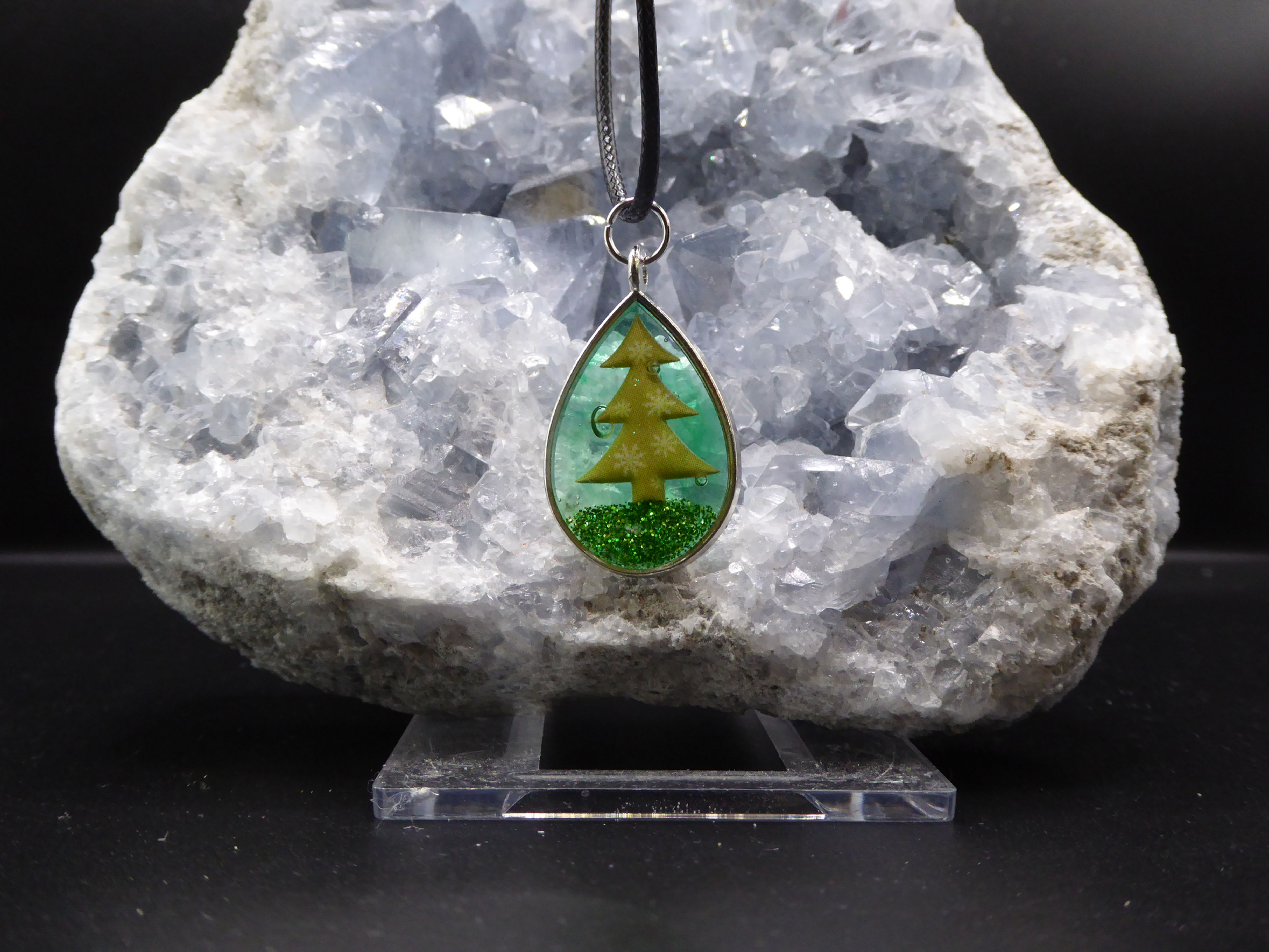 Pendentif « Mon Petit Sapin Enchanté » – Résine & Magie de Noël