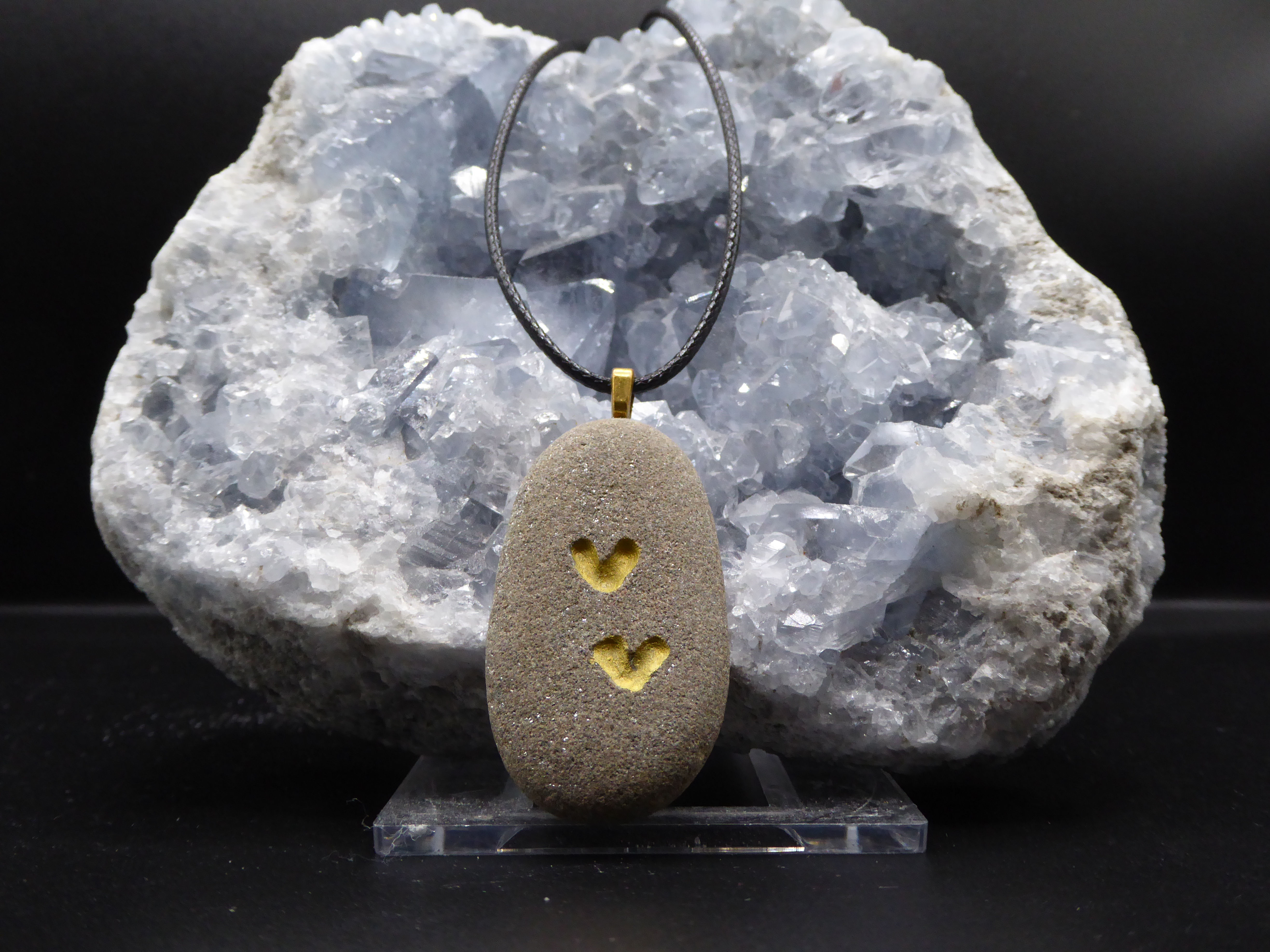 Pendentif « Cœur d’Écosse » – Galet de plage écossaise et cœurs dorés