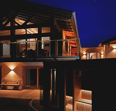 Außenansicht am Abend mit Sauna