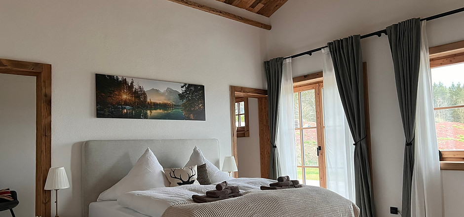 großes Schlafzimmer mit Ankleide
