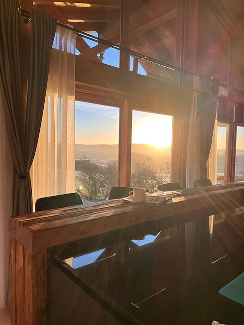 Kücheninsel mit Panoramaausblick bei Sonnenaufgang
