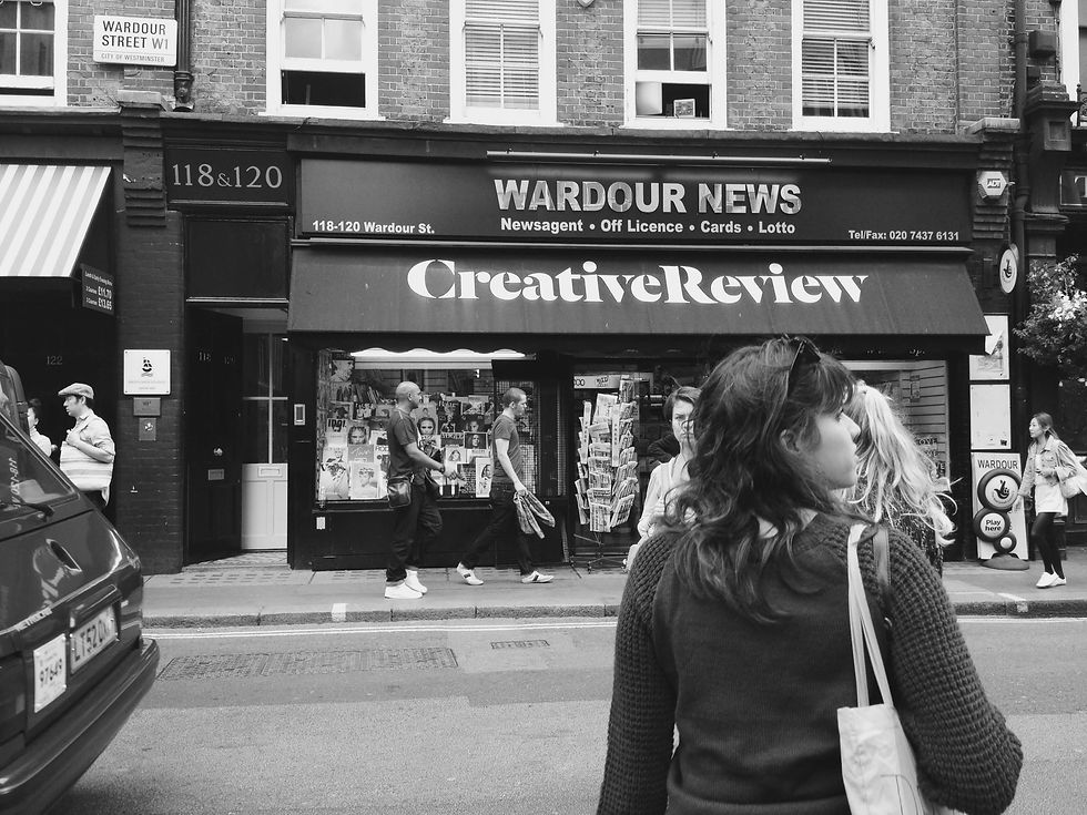 flavia nogueira na fachada da creative review em londres