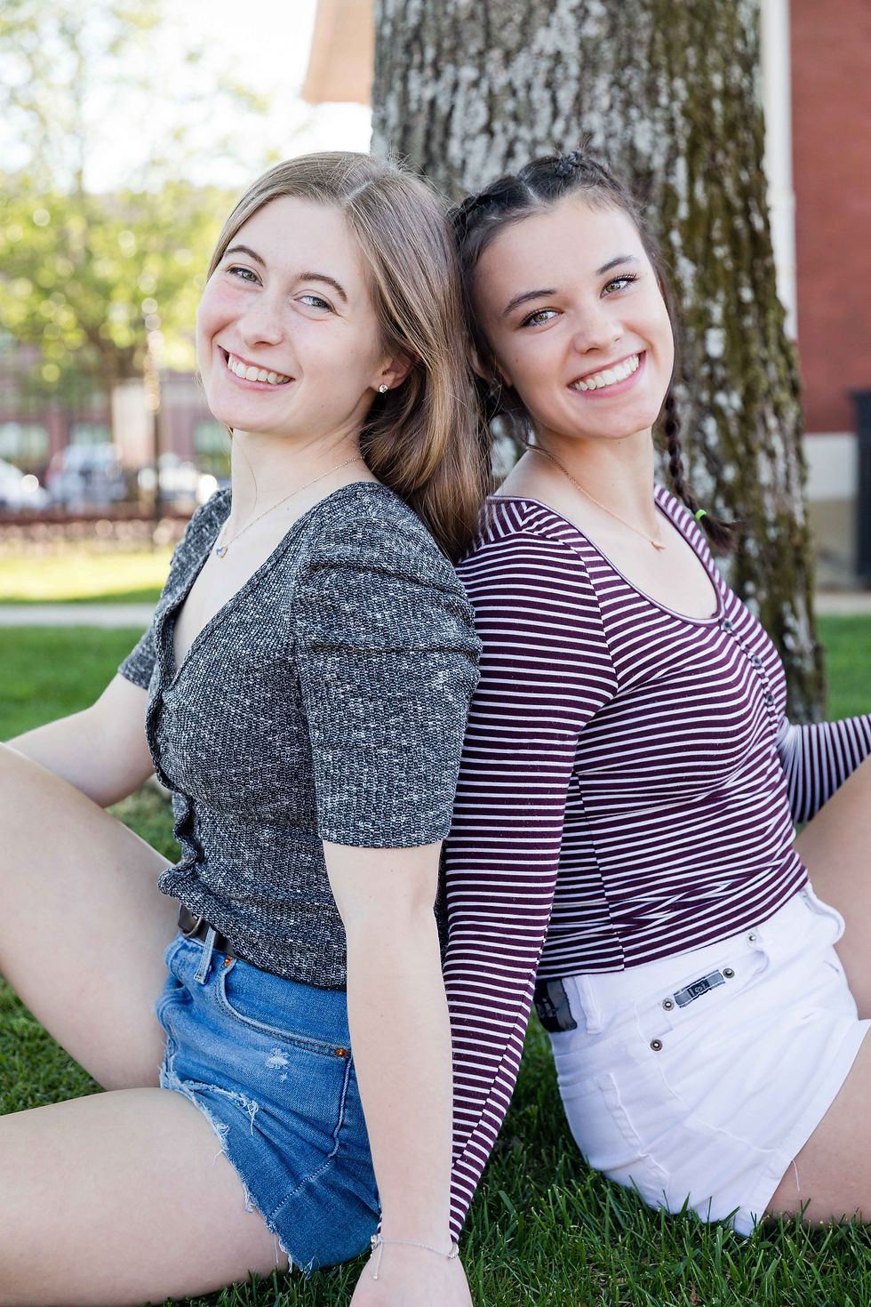 Case Studios Photography Senior Team Smiling High School Senior girls friend photo session on a gras