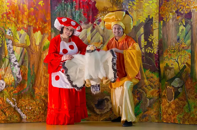 lalkę orła białego i dwójkę aktorów