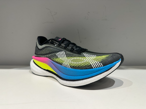 新作ランニングシューズ