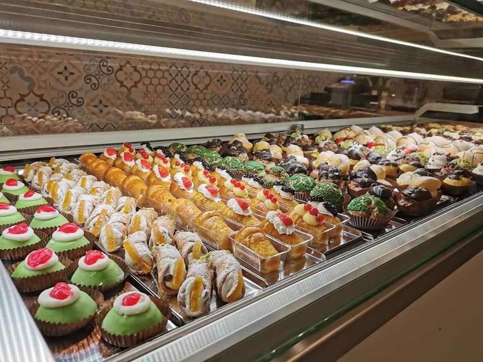 vetrina dolci cibo.jpg