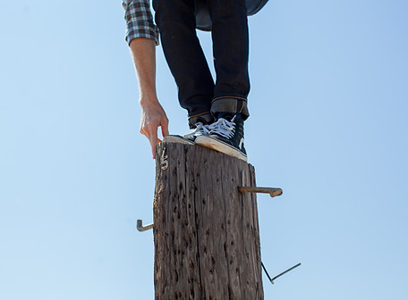 Man met Snickers op de top van een Stomp van de Boom