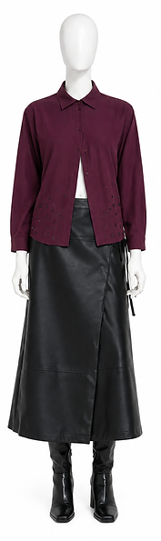 Maniquí con camisa borgoña y falda de cuero.png