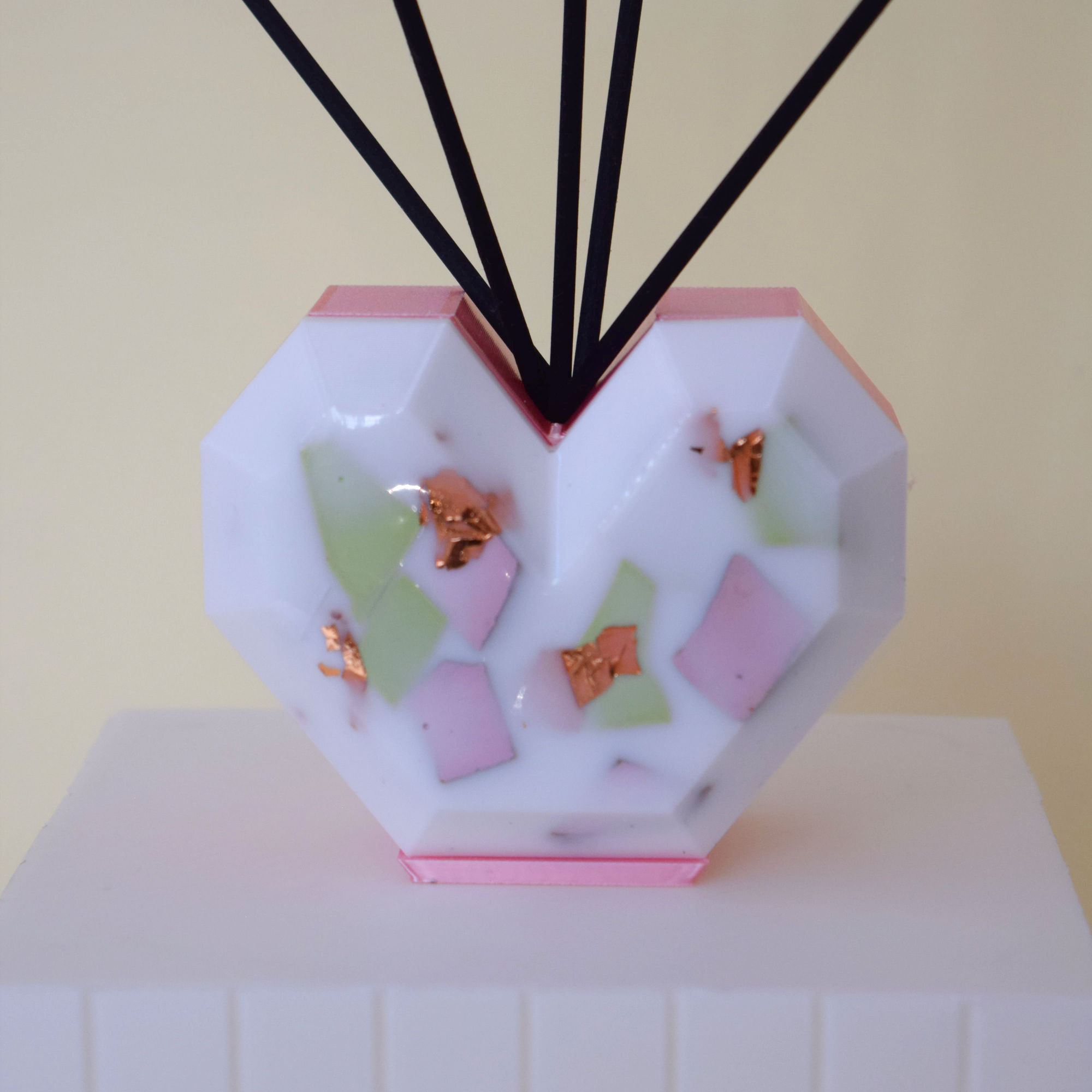 Diffusore ESSENZIAle - "Ascolta il tuo cuore, esso conosce tutte le cose"