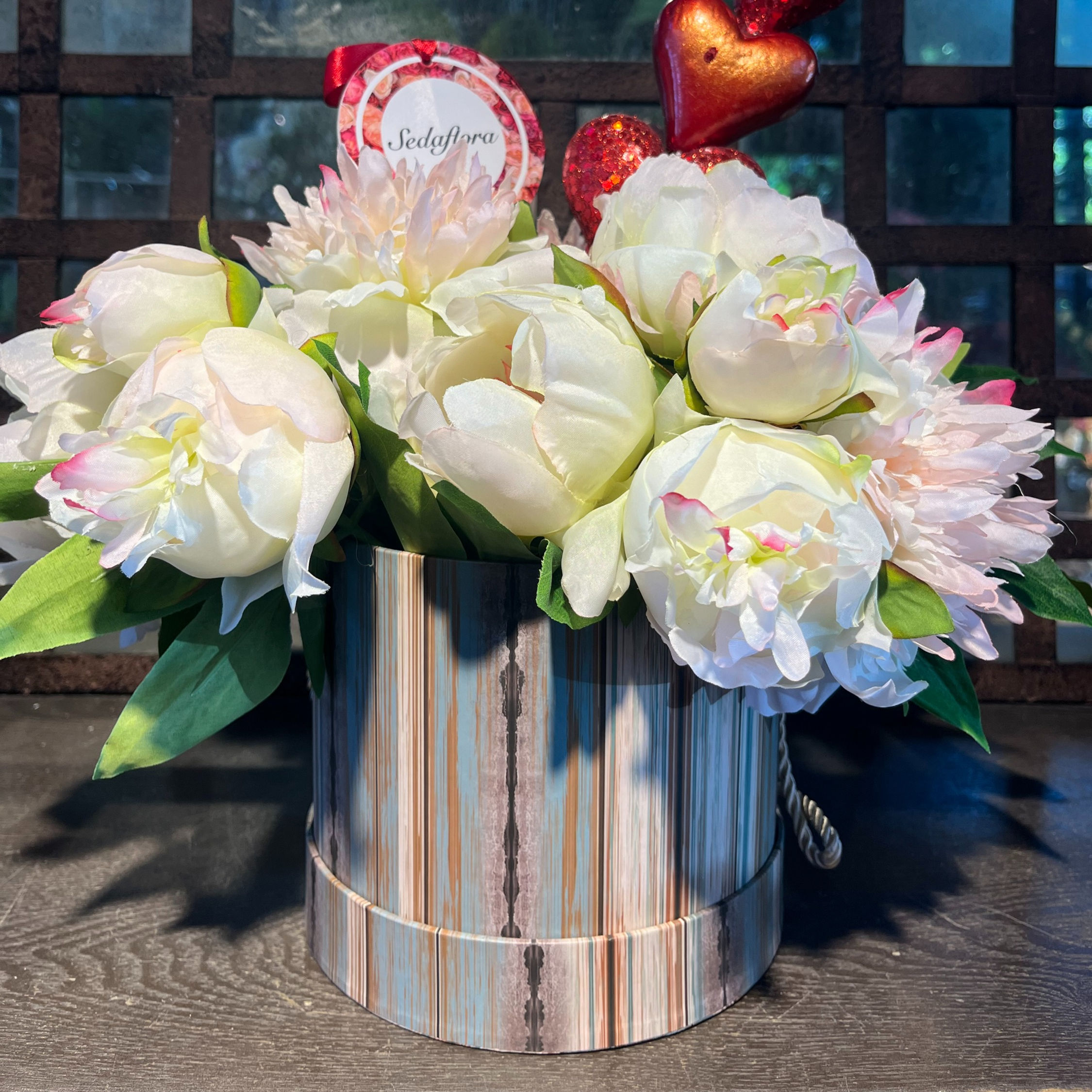 SF1533 Arreglo de Peonias en caja decorativa | Champagne