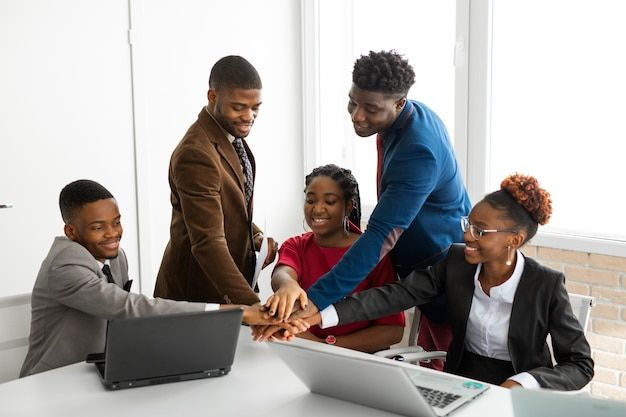 Équipe de jeunes africains au bureau à la table avec un ordinateur portable _ Photo Premiu