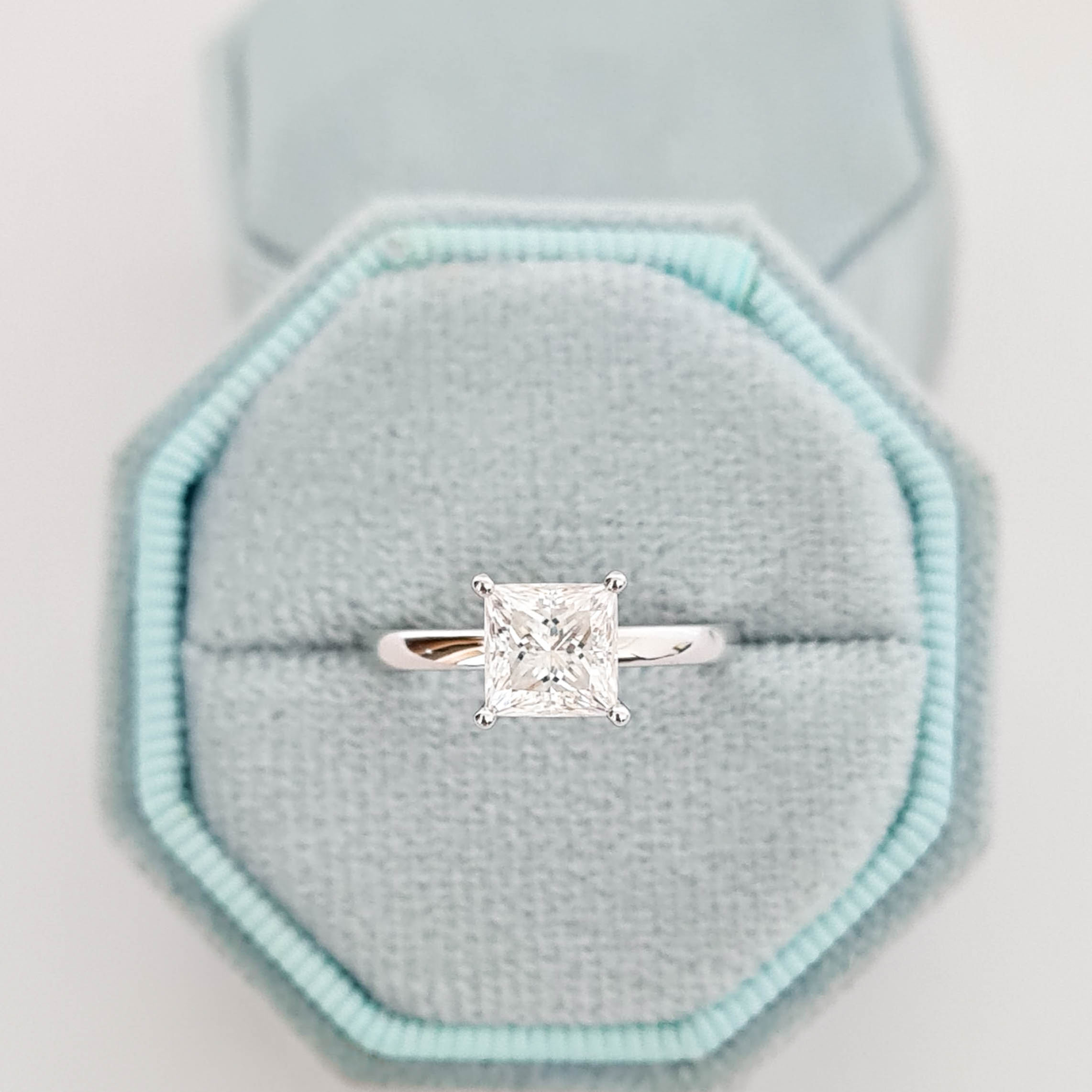 IMPETU, Anillo de Compromiso, Oro Blanco 14K, Moissanita Corte Princesa