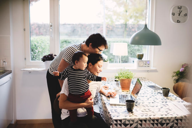 Le massage pour bébé en visio, une nouvelle offre plébiscitée par les parents.