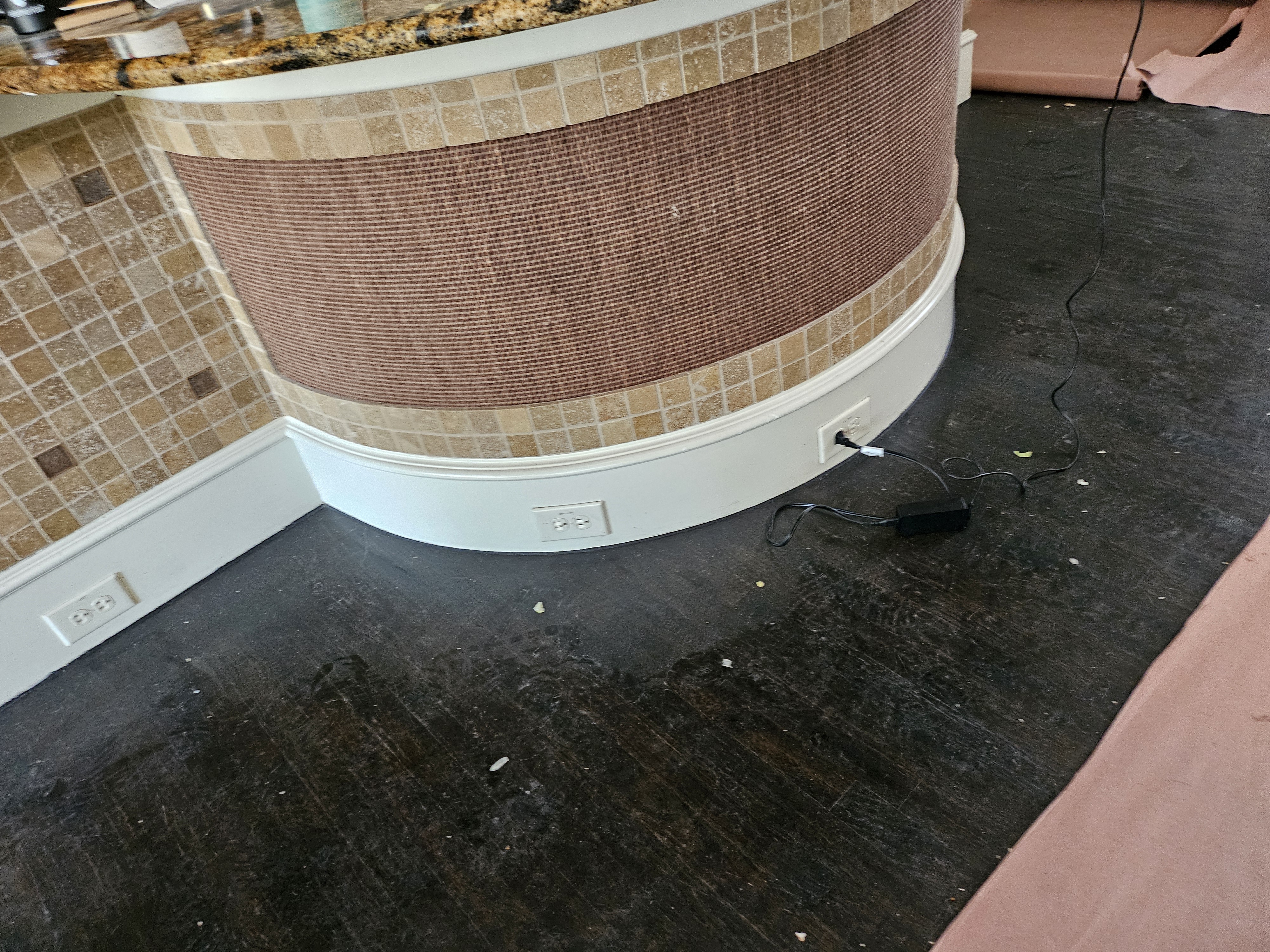 Horseshoe baseboard