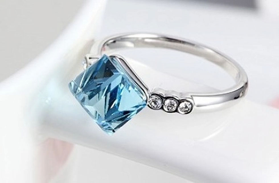 Miniaturbild: Fingerring weissvergoldet mit großem blauen Kristall – *CASSIA Damenring