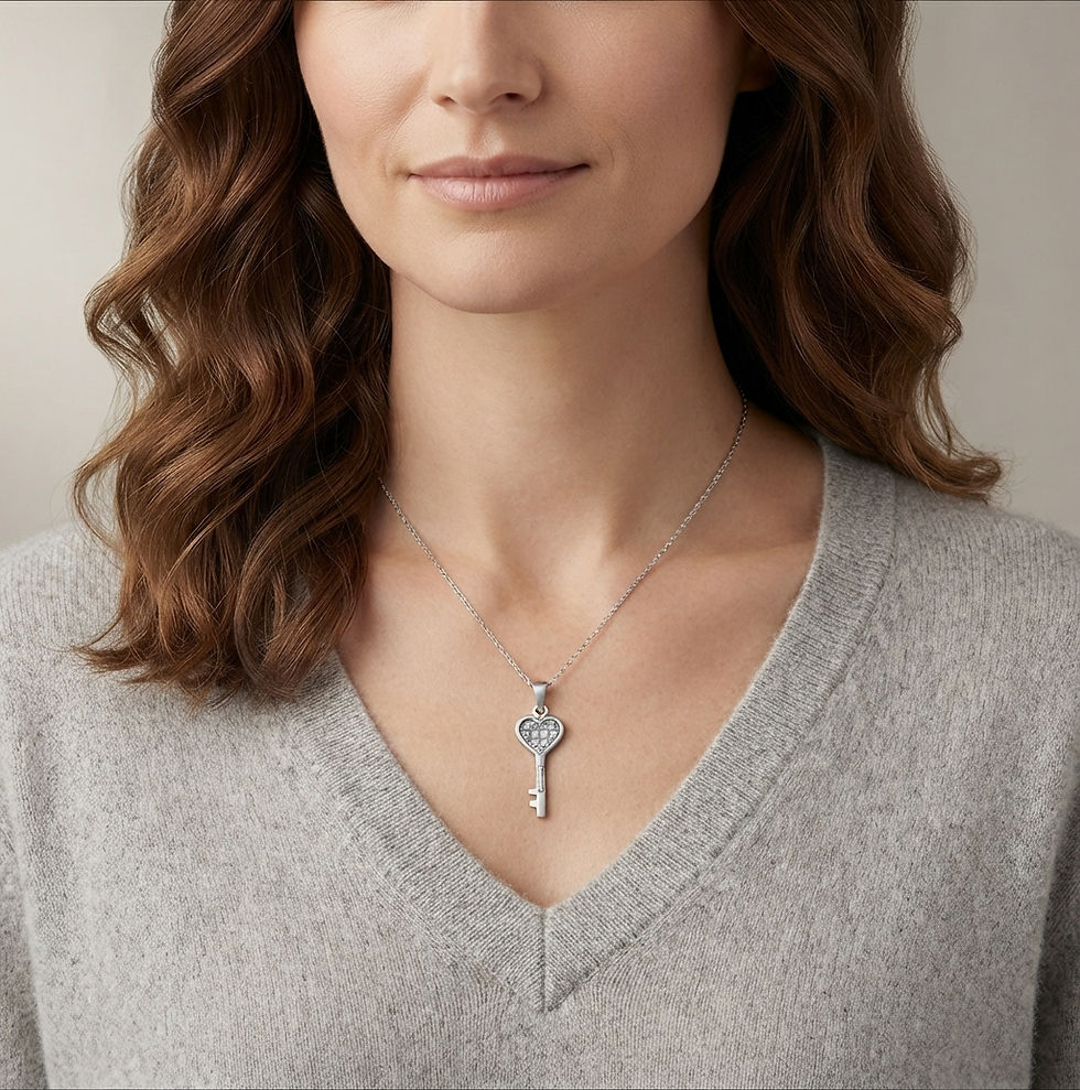 Filigrane Schlüssel-Halskette aus Edelstahl mit Herz und glitzernden Steinen