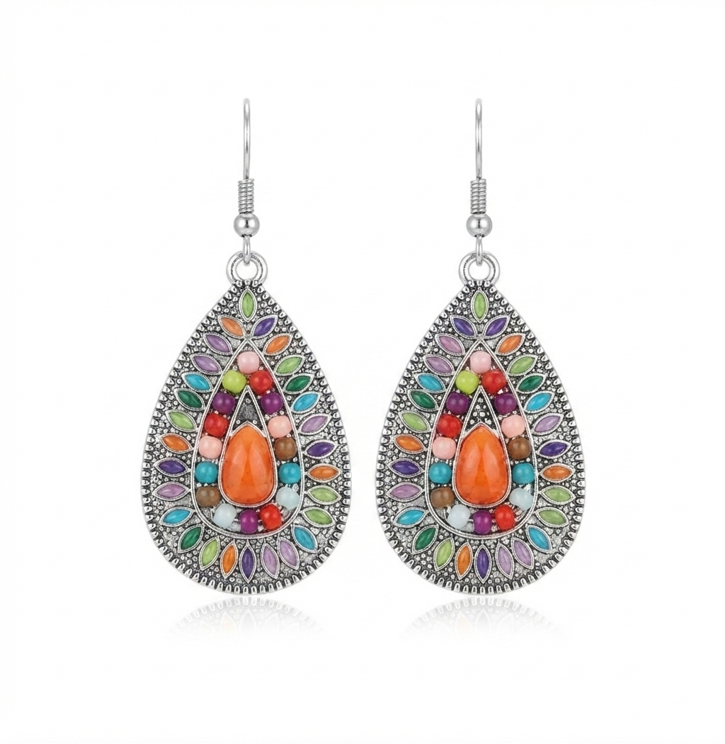 Boho-Ohrringe mit buntem Mosaik-Muster und orangefarbenem Stein.