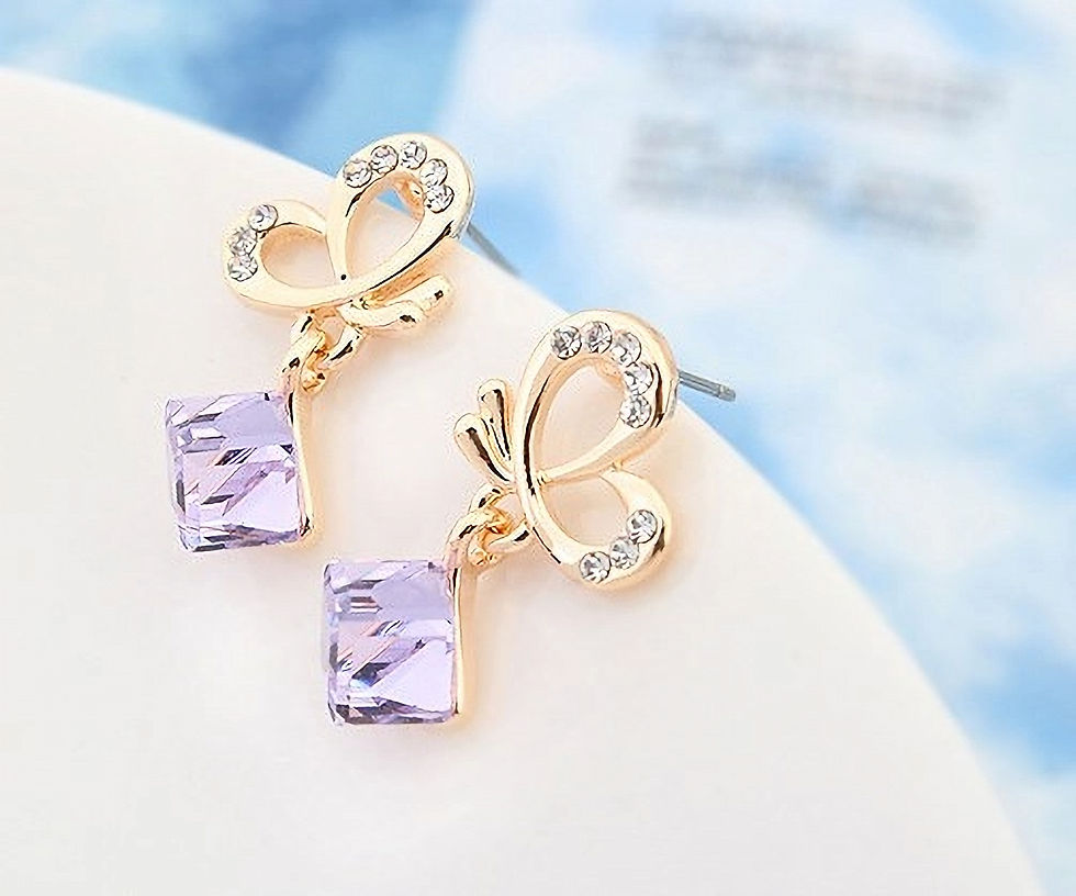 Miniaturbild: Filigranes Design in Schmetterlingsform, goldfarbene Legierung, mit klarem Steinbesatz und violettem Kristall-Tropfen.
