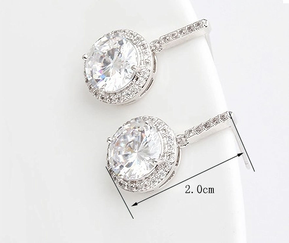 Miniaturbild: Raffinierter Ohrschmuck mit detailreicher Kristalleinfassung für maximale Brillanz.