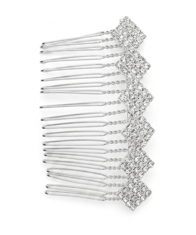 Silberfarbener Haarkamm besetzt mit einer Reihe funkelnder, quadratischer Strass-Elemente.