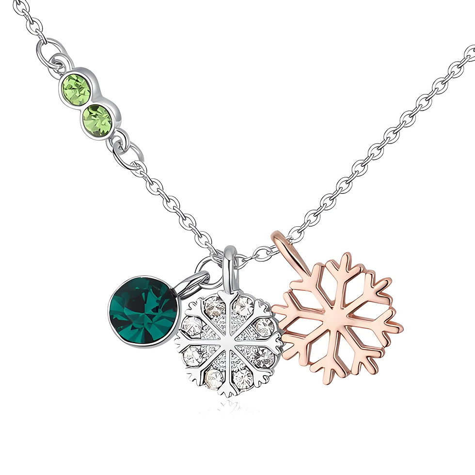 Verspielte Charm-Halskette mit drei detailreichen Anhängern und funkelnden Kristallen in Grün und Weiß.
