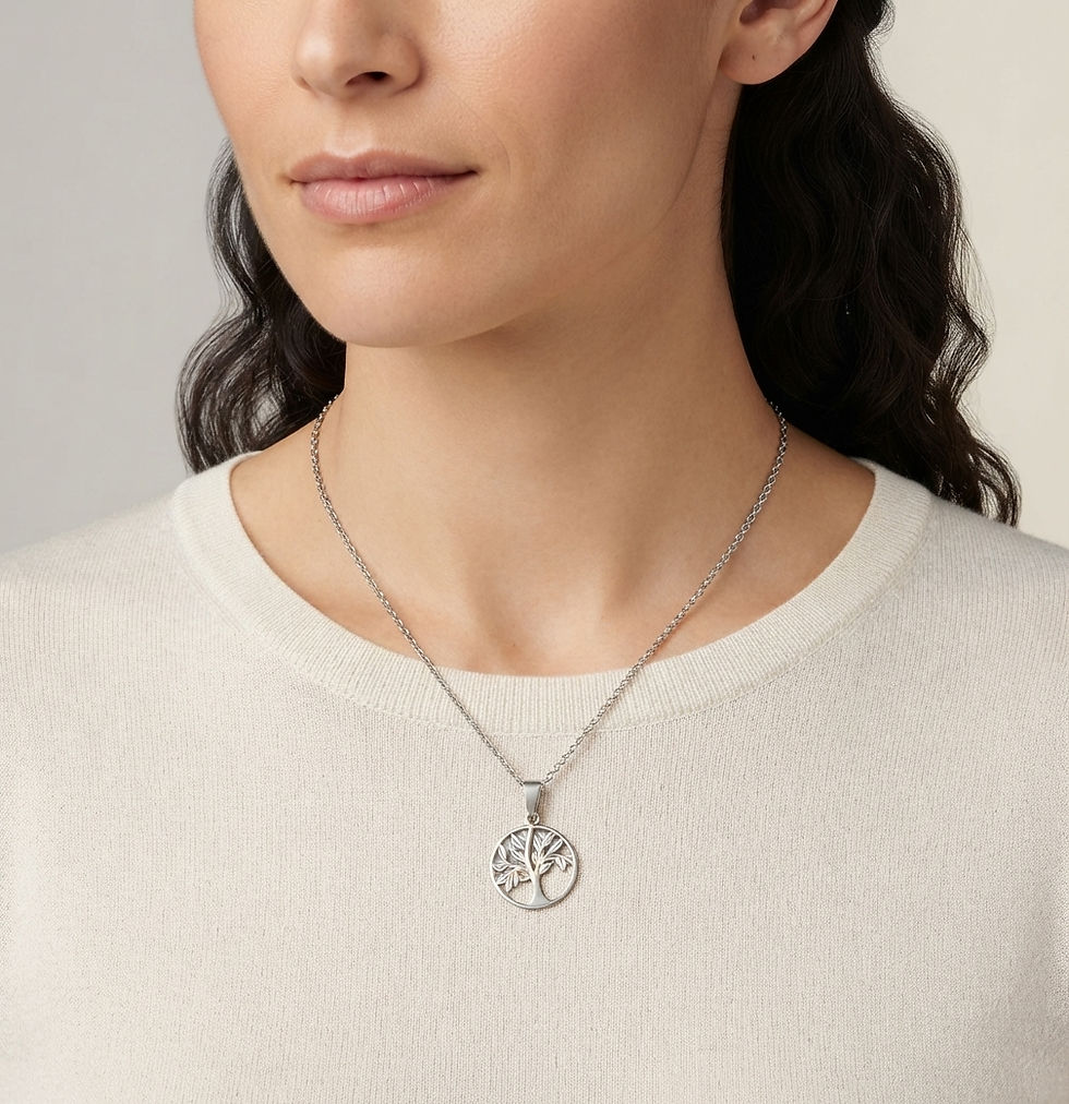 Feine Edelstahlketten (silber- und goldfarben) mit detailliert gearbeitetem, kreisrundem Baum-Motiv.
