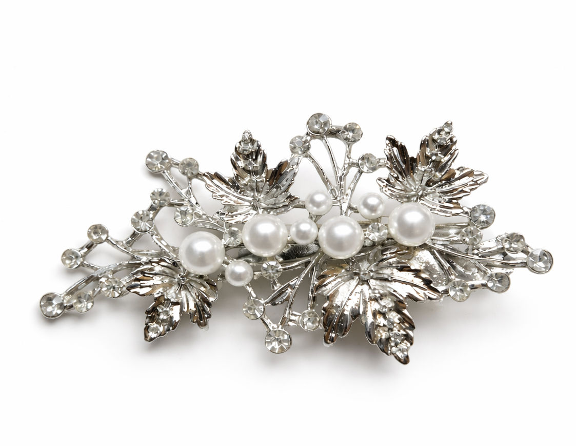 Haarspange mit Kristallblüten, silbern glänzend und edel verarbeitet – *ROSALIE