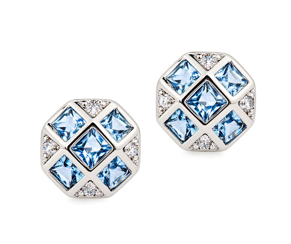 Elegante Ohrstecker in Weissgold-Optik mit quadratisch geschliffenen, hellblauen Zirkoniasteinen und klaren Kristall-Akzenten